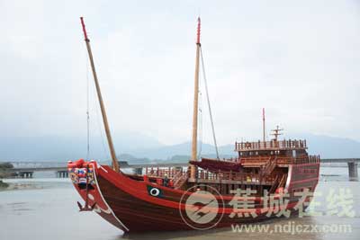 世界最大仿古福船“福宁”顺利下水
