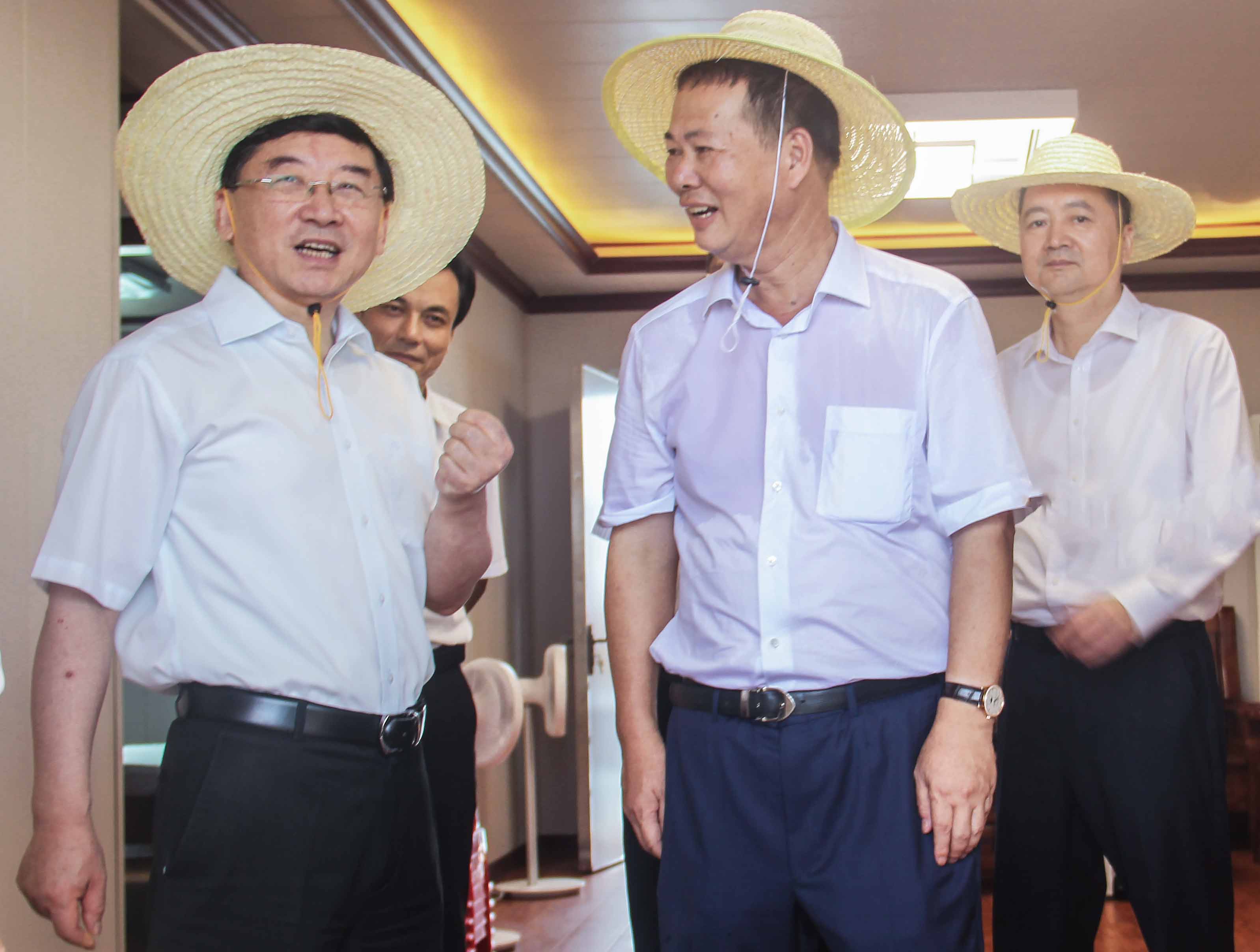 省委书记于伟国莅临我司“深水抗风浪塑胶环保网箱”养殖基地视察2019-08-13408